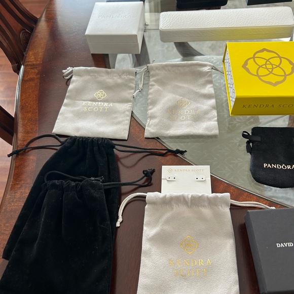 Assorted jewelry gift boxes, and pouches - Picture 5 of 12